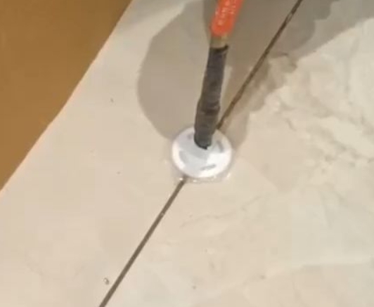 武陵源瓷砖空鼓维修公司专业解答瓷砖在铺贴过程中，如果没有涂抹均匀到位的粘结材料（如水泥砂浆或瓷砖胶），可能会导致以下问题